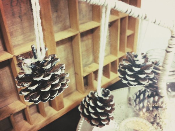 Christmas DIY: Pinecone ornaments